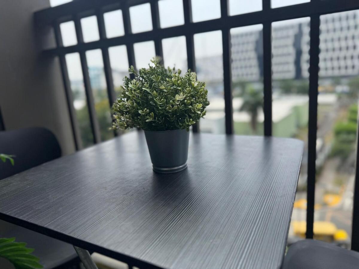 Haven In Moas Shore Near Okada Of Dreams Solaire Apartment Manila